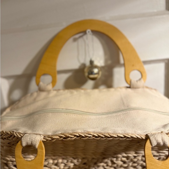 Elegant Tan Woven Handbag with Wooden Handles - Picture 5 of 5